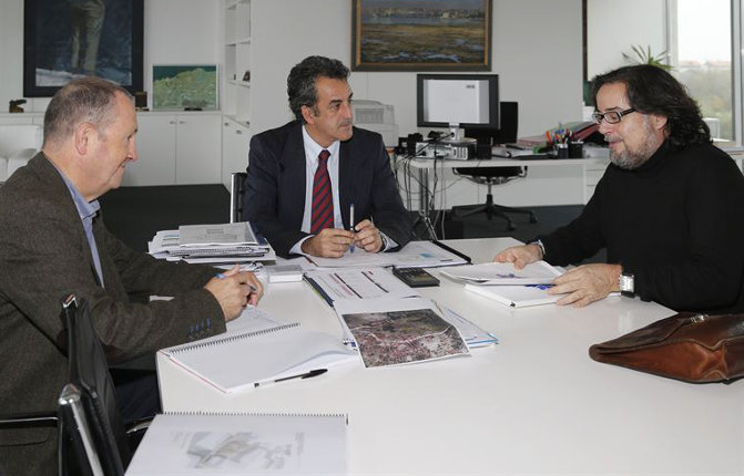 El consejero de Comercio, Francisco Martín, durante la reunión con Miguel Rincón, presidente de FEDISCOM