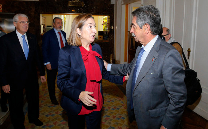 La ministra de Fomento, Ana Pastor, junto al presidente de Cantabria, Miguel Ángel Revilla