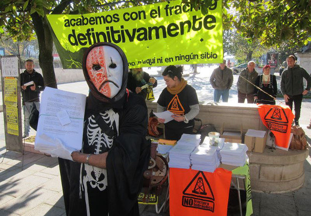 Campaña de recogida de firmas contra el fracking en Cantabria