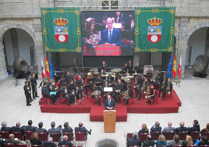 Tras la interpretación del Himno de España, la presidenta y la Mesa del Parlamento ofrecerán una recepción a todos los asistentes a esta conmemoración