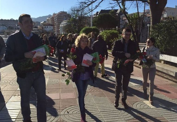 Patxi López junto a Eva Díaz Tezanos y otros miembros del PSOE Cantabria
