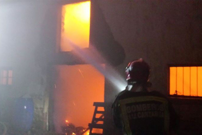 Bomberos del Servicio de Emergencias 112 pertenecientes al parque de Laredo extinguen el fuego