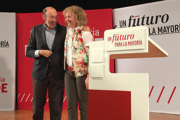 Rubalcaba junto a la secretaria general del PSC-PSOE y vicepresidenta regional, Eva Díaz Tezanos