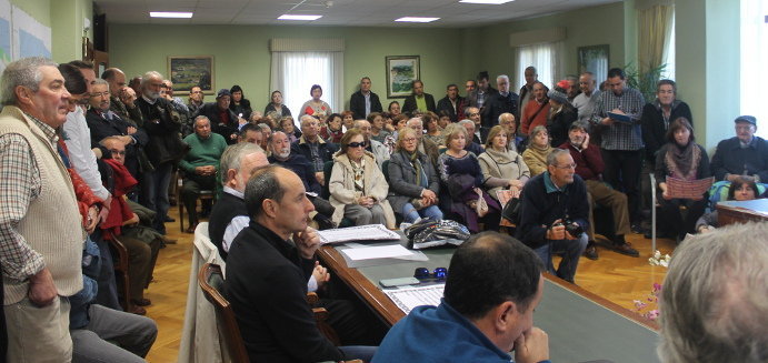 El público asistente llenó el Salón de Plenos del Ayuntamiento de Argoños