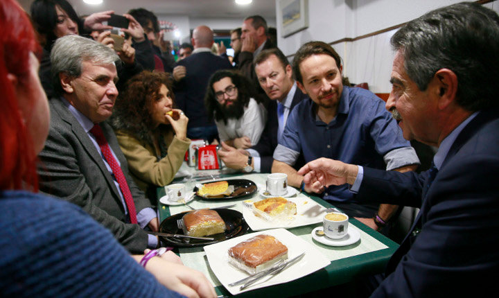 Pablo Iglesias y el presidente de Cantabria, Miguel Ángel Revilla, durante el desayuno que han compartido