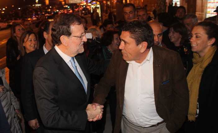 Durante el paseo de Mariano Rajoy por Santander varios ciudadanos se han acercado para saludarle