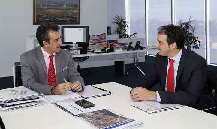 El consejero de Industria, Francisco Martín, durante la reunión con el alcalde de Alfoz de Lloredo, Enrique Bretones