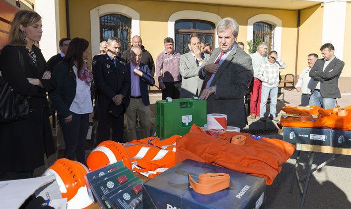El consejero de Presidencia, Rafael de la Sierra, observa el material de los voluntarios de Protección Civil