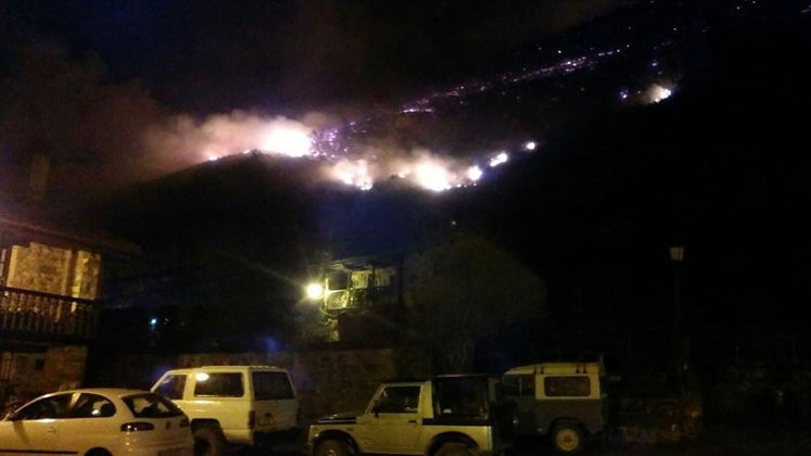 Los vecinos de las zonas afectadas por los incendios están en alerta ante posibles evacuaciones