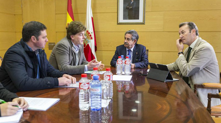 El presidente de Cantabria, Miguel Ángel Revilla, durante la reunión con ASAJA