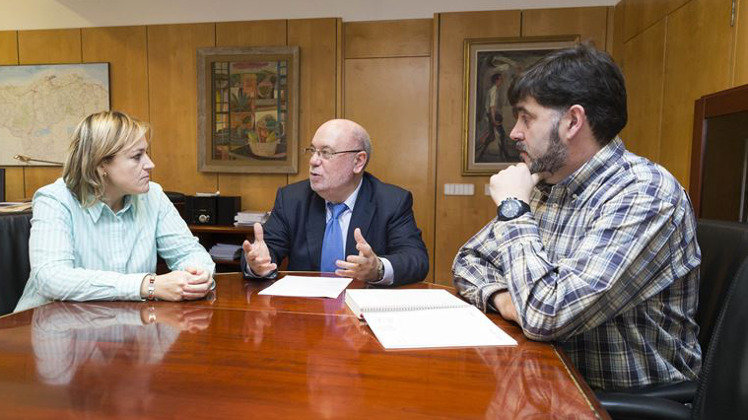 El consejero de Economía, Juan José Sota, se ha reunido con la alcaldesa de Camargo, Esther Bolado