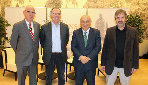El presidente de CEOE-Cepyme, Lorenzo Vidal de la Peña, junto a los miembros del Club de Prensa Pick