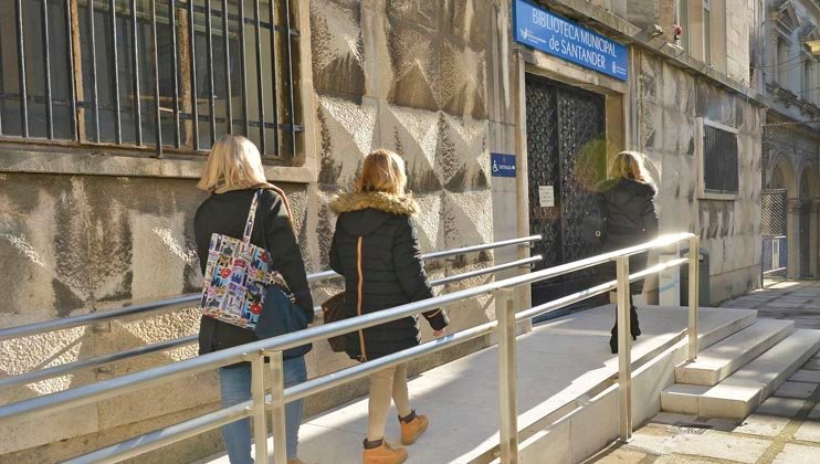 El acceso a la biblioteca municipal de Santander ya ha sido adaptado