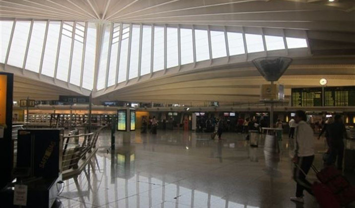 El aeropuerto de Santander ha recibido tres vuelos con destino a Bilbao