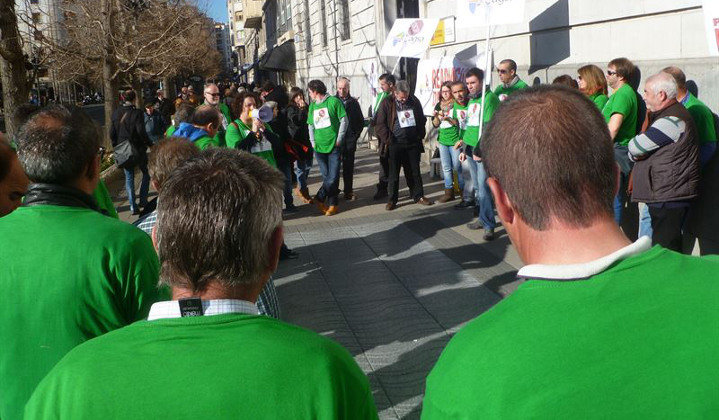 Los trabajadores de Tragsa se están manifestando frente a Delegación del Gobierno en Cantabria