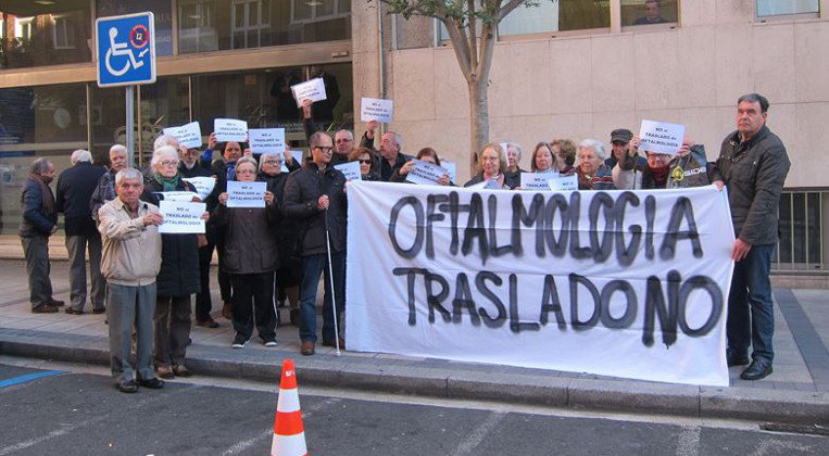 El movimiento ciudadano contra el traslado de Oftalmología a Liencres se ha manifestado frente a la Consejería de Sanidad
