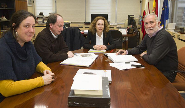 La alcaldesa de Cabezón de la Sal, Isabel Fernández, durante la reunión con el consejero de Cultura, Ramón Ruiz