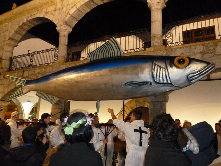 El entierro de la sardina será conducido por los chicos del Taller Moowan por las rúas de la Puebla Vieja hasta la Playa Salvé