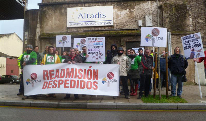 La plantilla de Tragsa se ha manifestado frente al Parlamento de Cantabria