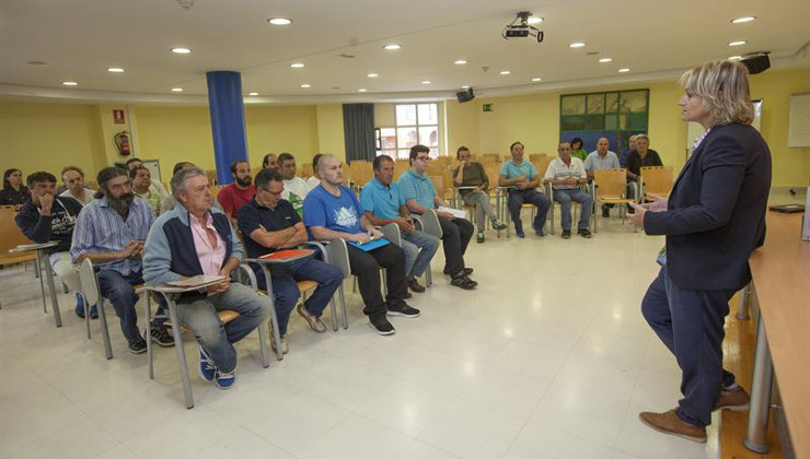 La alcaldesa de Camargo, Esther Bolado, durante su encuentro con los 21 trabajadores