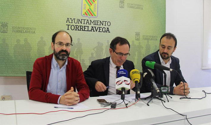 El concejal de Recursos Humanos, José Luis Urraca, el alcalde de Torrelavega, José Manuel Cruz Viadero, y el primer teniente de alcalde, Javier López Estrada
