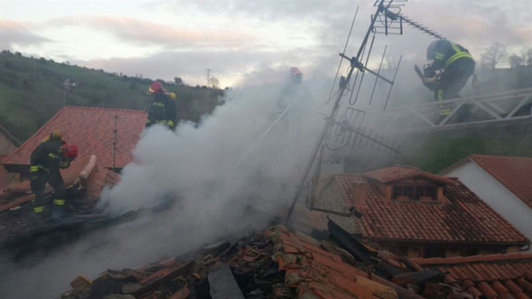 El incendio de Bárcena de Pie de Concha solo ha dejado daños materiales