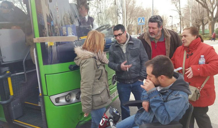 Juan Manuel Montilla, &#39;El Langui&#39;, acompañado de los representantes de Sí se Puede SMV, bloquea el paso a un autobús