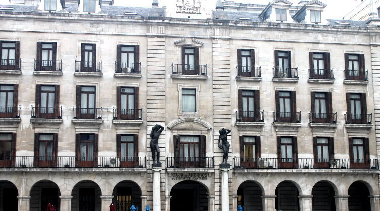 La sede de Liberbank en la Plaza Porticada es una de las alternativas del Ayuntamiento para el MUPAC