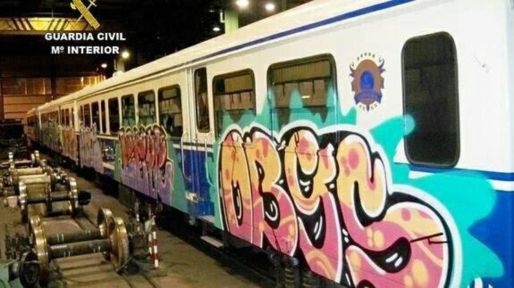Los jóvenes han dejado un gran grafiti en el lateral del vagón