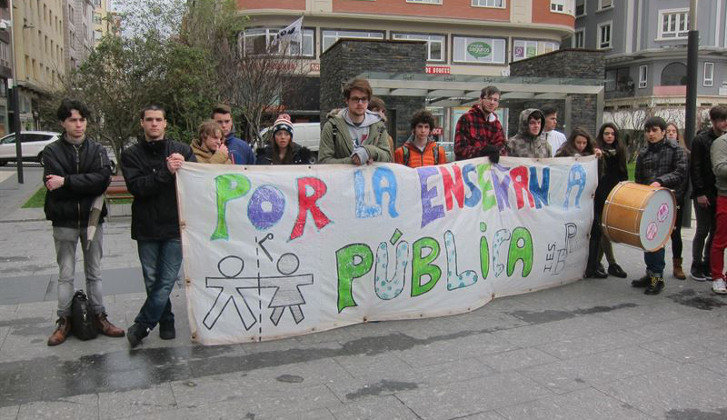 Varios estudiantes se han concentrado frente al Ayuntamiento de Santander en contra de la LOMCE