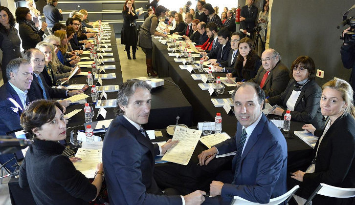 Momento de la firma del Pacto por el Empleo de Santander