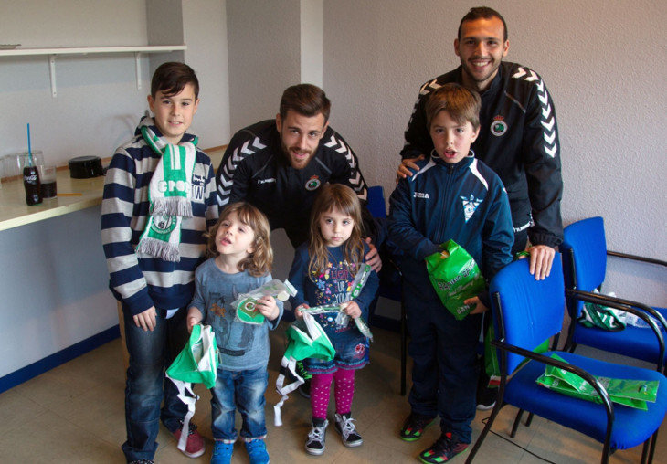 Jon García y Kamal posan con los pequeños que acudieron al Box Infantil de El Sardinero en el partido Racing- Sporting B