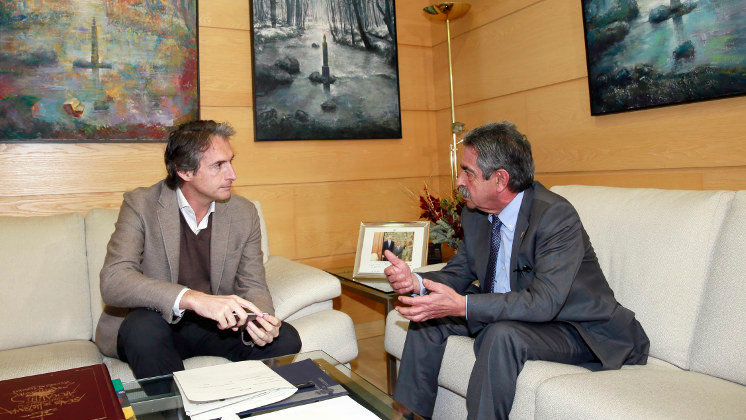 El alcalde de Santander, Íñigo de la Serna, durante su encuentro con el Presidente regional, Miguel Ángel Revilla