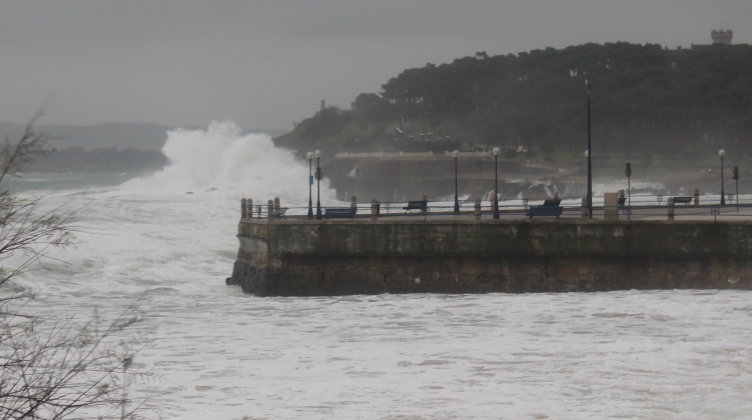 La costa de Cantabria estará en alerta por fenómenos costeros