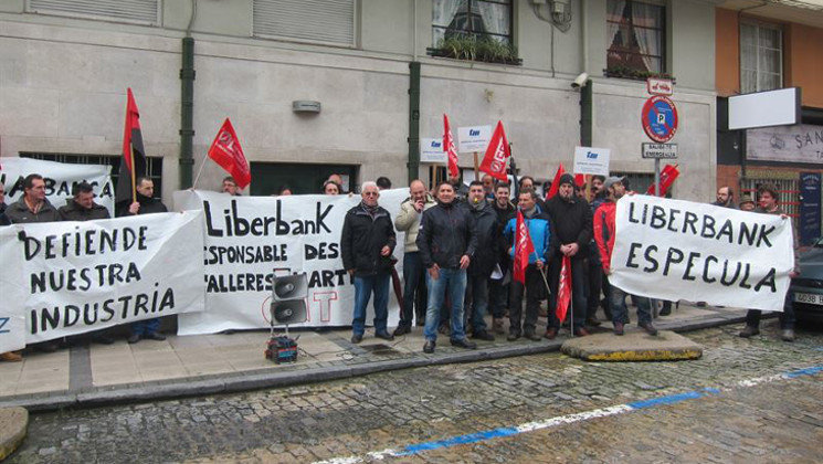 Los trabajadores de Talleres Martínez se han concentrado frente al Gobierno de Cantabria