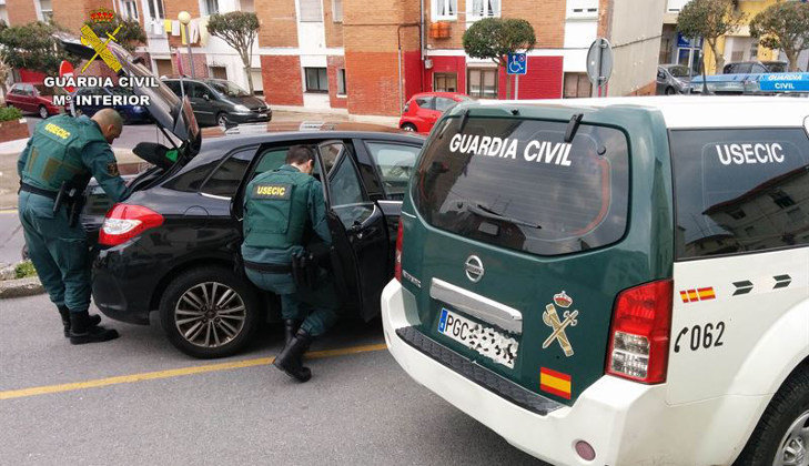 La Guardia Civil, durante el registro del coche en el que se han encontrado todo tipo de drogas