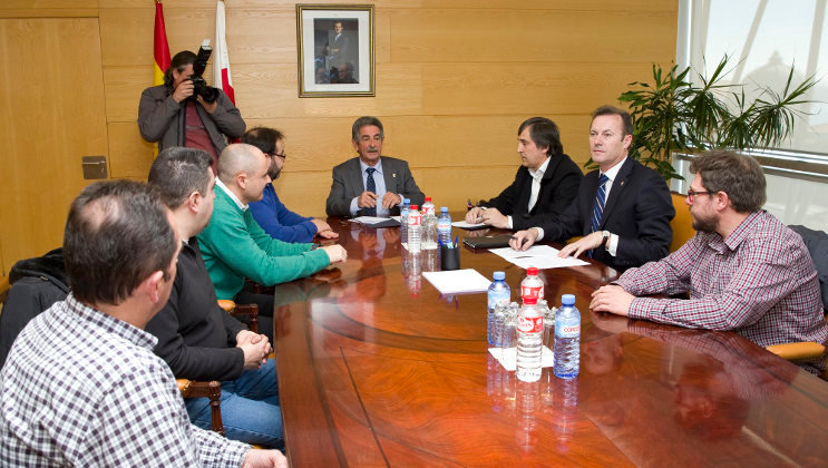 El presidente de Cantabria, Miguel Ángel Revilla, durante la reunión con los trabajadores de Talleres Martínez
