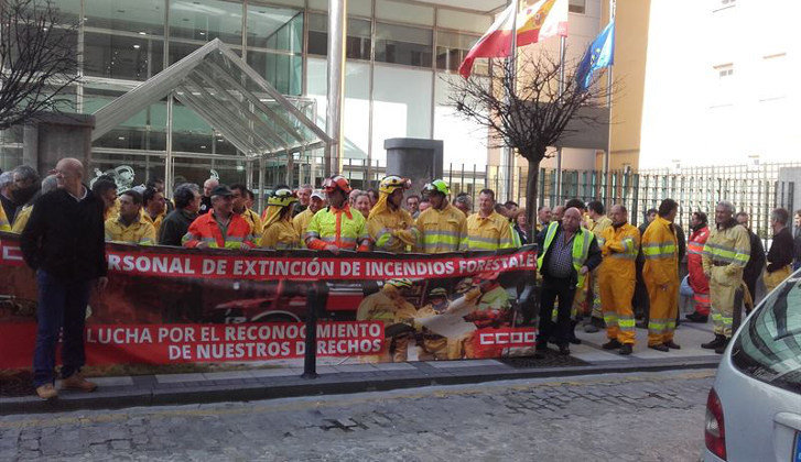 Los bomberos siguen manifestándose frente al Gobierno de Cantabria