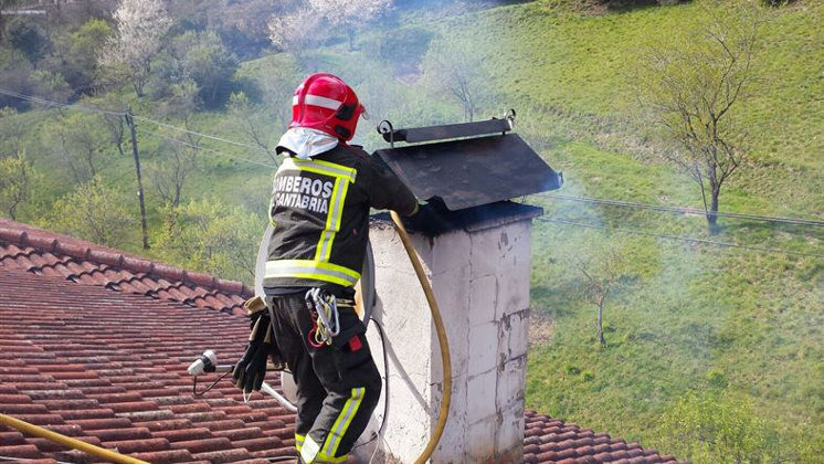 Los bomberos han sofocado dos incendios en chimeneas de viviendas en Cantabria