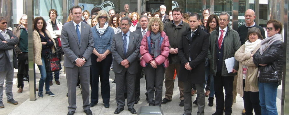 El Gobierno de Cantabria, durante el minuto de silencio para condenar los atentados de Bruselas