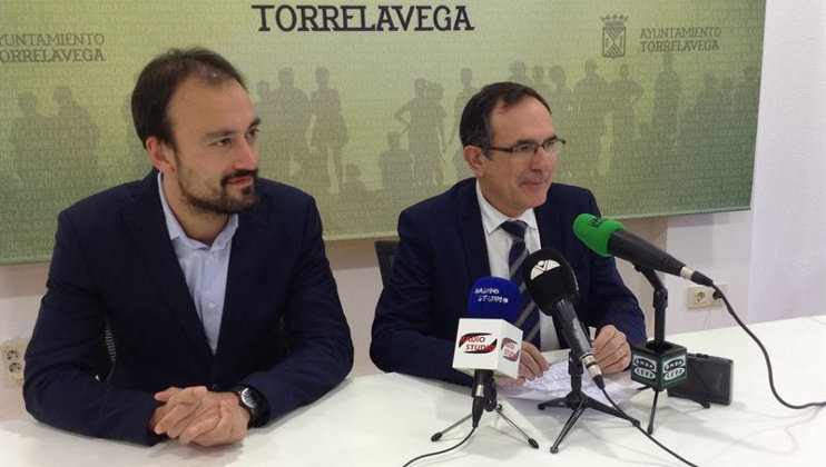 El primer teniente de alcalde de Torrelavega, Javier López Estrada, y el alcalde, José Manuel Cruz Viadero