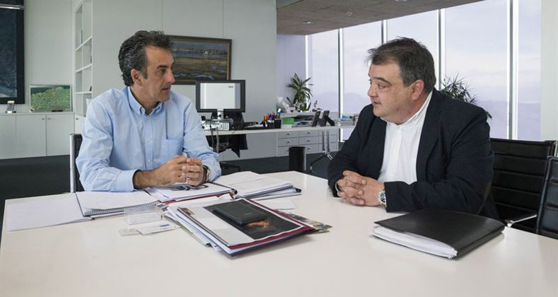 El consejero de Industria, Turismo y Comercio, Francisco Martín, junto al alcalde de Noja, Miguel Ángel Lavín