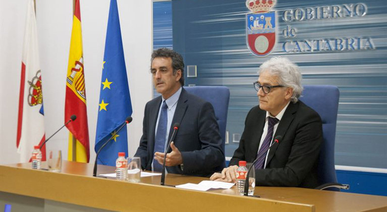 El consejero de Turismo, Francisco Martín, y el presidente de AEHC, Ángel Cuevas