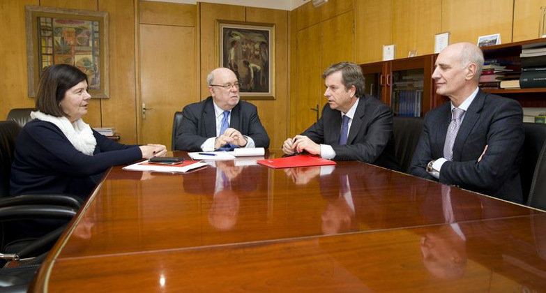 El consejero de Economía, Hacienda y Empleo, Juan José Sota, durante la reunión con entidades financieras