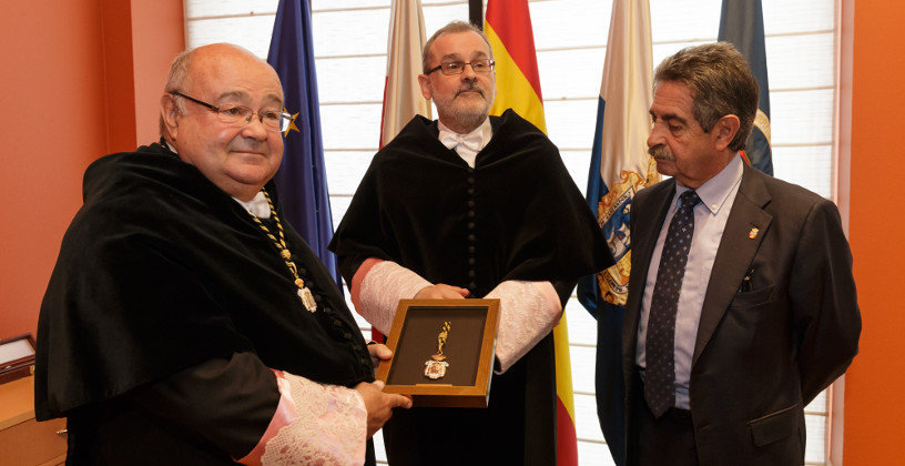 El anterior rector, José Carlos Gómez Sal, el nuevo rector, Ángel Pazos, y el presidente regional, Miguel Ángel Revilla