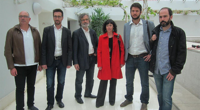 Javier Garay (primero por la derecha), durante las conversaciones de Podemos con el PSOE de Cantabria
