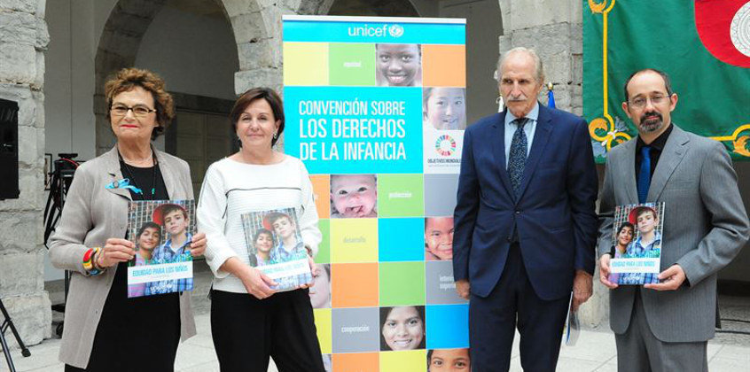 El informe sobre desigualdad infantil se ha presentado en el Parlamento de Cantabria, y ha contado con la presencia de la presidenta, Dolores Gorostiaga