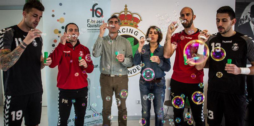 El entrenador del Racing, Pedro Munitis, y varios jugadores soplaron pompas como apoyo a la lucha contra la fibrosis quística