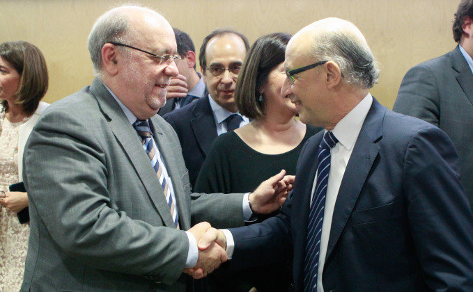 El consejero de Economía y Hacienda, Juan José Sota, saluda al ministro Critóbal Montoro en el CPFF