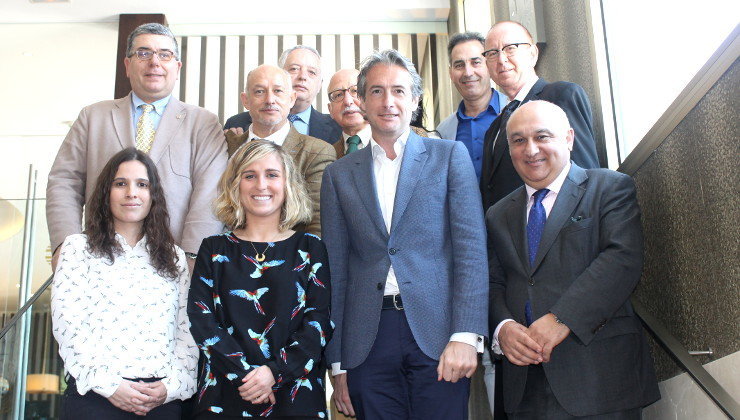 El alcalde de Santander, Íñigo de la Serna, junto a los miembros del Club de Prensa Pick